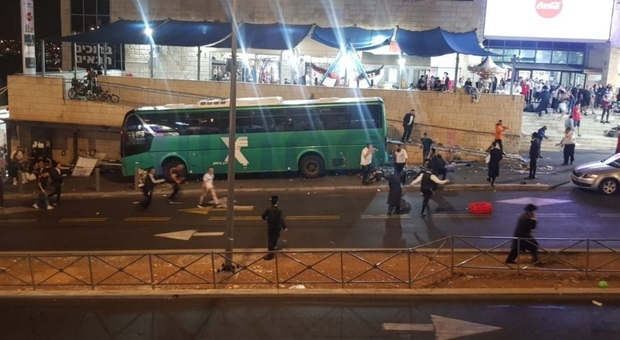 Autobus perde il controllo e travolge i passanti. Almeno tre morti: una mamma e le due figlie di 7 e 3 anni. La donna era incinta