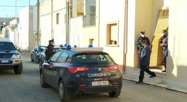 Ottantaquattrenne ucciso nella sua abitazione, indagano i carabinieri: tagli alla gola e al torace. Arrestato il pronipote