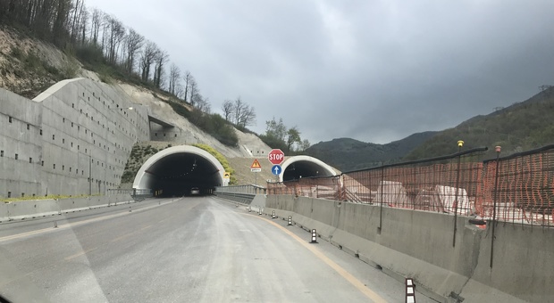 Quadrilatero, ultime fasi lavorative sulla Ss76 tra Fossato di Vico e Cancelli. Quadrilatero, ultime fasi lavorative sulla Ss76 tra Fossato di Vico e Cancelli.