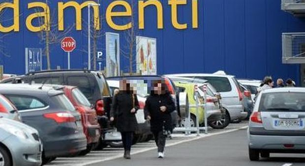 Camerano, badanti lasciano anziano in auto sotto il sole e vanno all'Ikea: salvato dai carabinieri