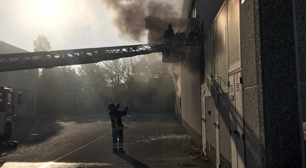 Capannone in fiamme: i vigili del fuoco salvano l'altra parte della fabbrica