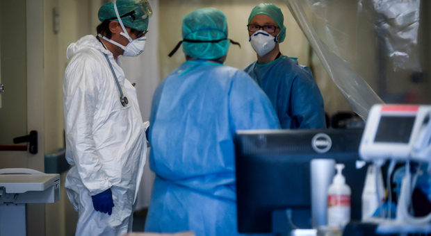Emorragia post-operatoria e il paziente morì: due medici e quattro infermieri a processo