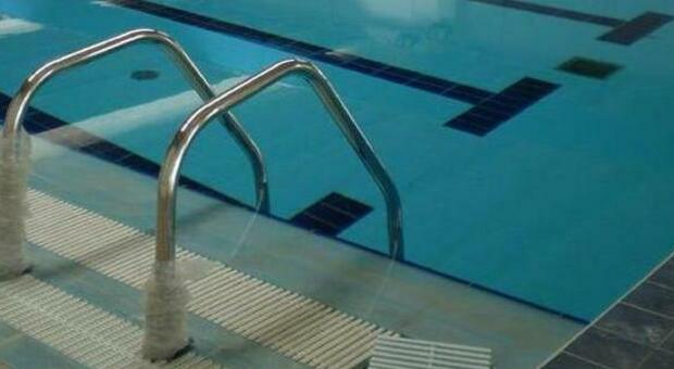 Bambina di 8 anni cade in piscina e muore sotto gli occhi dei genitori. Tragedia a Capalbio
