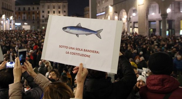Sardine a Roma, in piazza anche CasaPound? I leader bolognesi: «Noi siamo antifascisti»