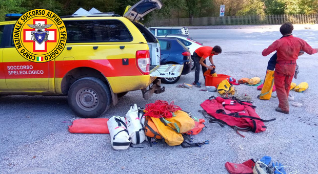 Ragazza cade nella grotta del fiume Difficili le operazioni di soccorso Ragazza cade nella grotta del fiume Difficili le operazioni di soccorso