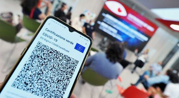 Green Pass, per chi ha già ricevuto tre dosi di vaccino il certificato avrà "durata indefinita" Green Pass, per chi ha già ricevuto tre dosi di vaccino il certificato avrà "durata indefinita"