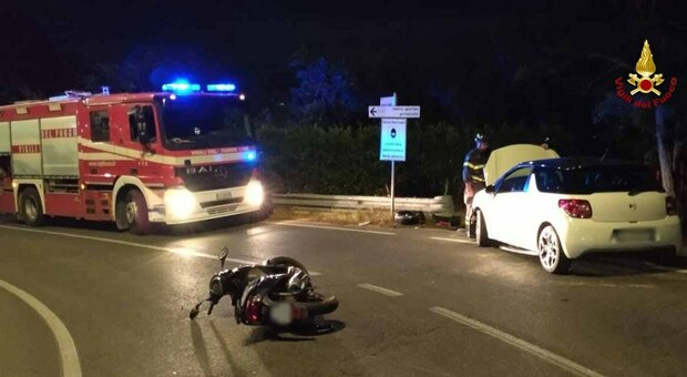 Incidente auto-scooter nella notte a Recanati, vola per terra e s'incastra sotto al veicolo. Estratto dai vigili del fuoco