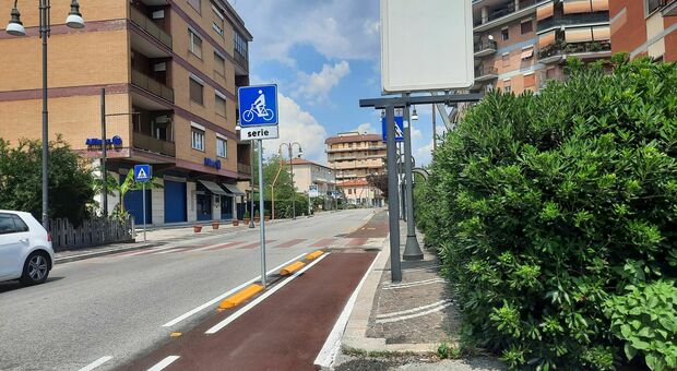 Frosinone, la pista ciclabile di via Marittima a ostacoli tra incroci e la fermata del bus