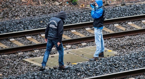 Scappa da un incidente e muore travolto da un treno: attorno al corpo banconote per migliaia di euro