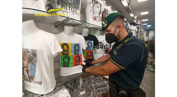 La finanza ha sequestrato 8.600 t-shirt contraffatte al Centro Ingrosso Cina
