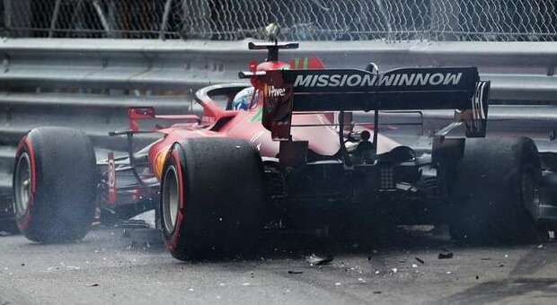 La Ferrari di Charles Leclerc contro le barriere della piscina a Montecarlo