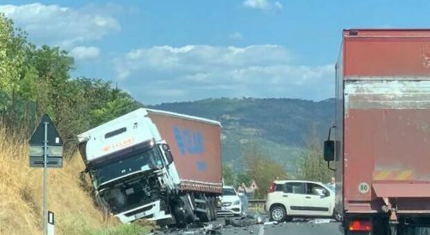 Incidente sulla Casilina, auto contro camion: un ferito in gravi condizioni