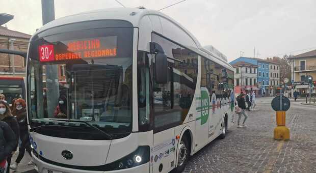 Trasporto locale, si riparte dalla gara. Castelli: «Il piano di investimenti sui bus ci consente di rinviare al 2026». Stanziati 49 milioni di euro
