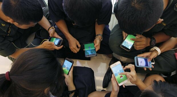 A scuola senza cellulare: istituto vieta smartphone a studenti e prof (anche durante l'intervallo)