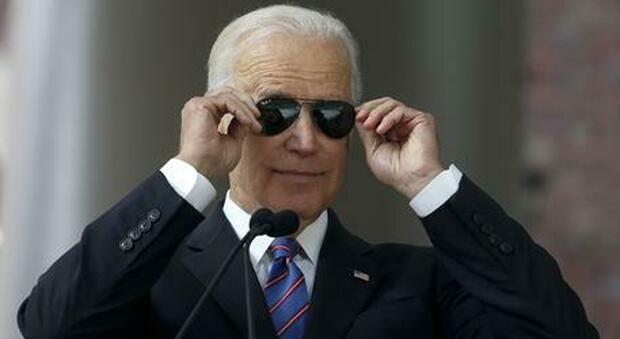 Joe Biden: la sua firma sono i Ray-Ban, occhiali da aviatore oggi italiani