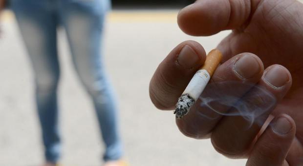 Fumo, aumenta 3 volte il rischio macula agli occhi: in Italia ne soffrono 750 mila