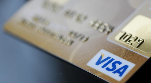 Fabriano, shopping online con i dati rubati dalla carta di credito altrui: nei guai un giovanissimo hacker