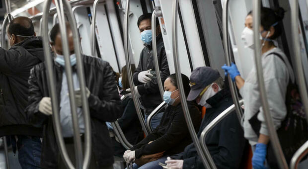 Dottoressa litiga in metro con manifestanti no Green pass. Uno di loro la aggredisce con una testata