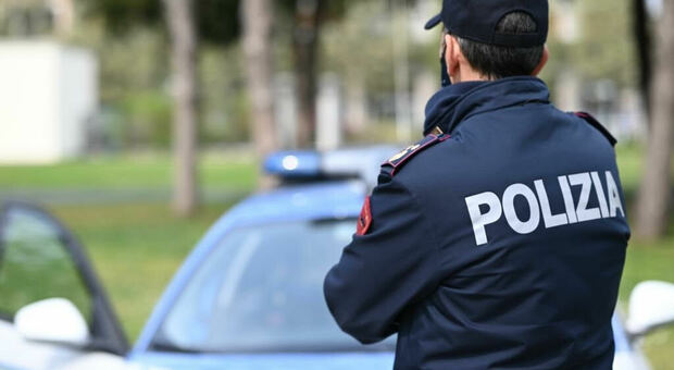 Controlli ad Ancona in zona Posatora, dal borsello escono 45 grammi di hashish: denunciato un giovane