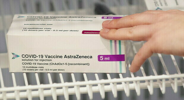 Vaccino Covid AstraZeneca: «La seconda dose dopo 10-12 settimane, non prima»