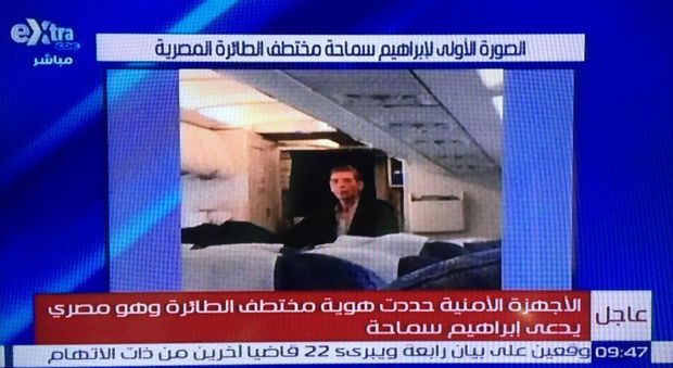 Egyptair, chi è il dirottatore «instabile e idiota»: ha 52 anni, voleva parlare con l'ex moglie, la coppia ha quattro figli