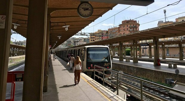 Roma-Lido, cambia il gestore ma restano tutti i disagi: treni in ritardo di mezz'ora e navette bloccate nel traffico