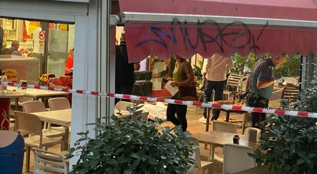 Pescara, sparatoria in centro fuori dal bar: un morto e un ferito grave, aggressore in fuga