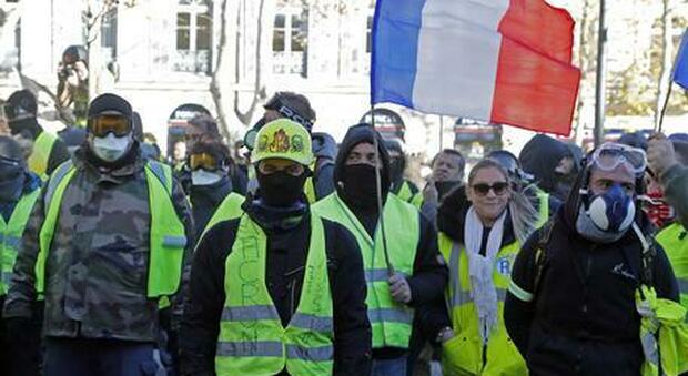 Francia, la protesta no vax dilaga: Macron è alle prese con i nuovi «gilet gialli» del Green pass e trema per le elezioni