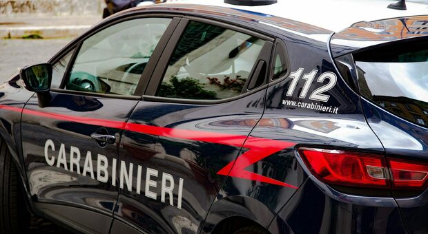 Follia a Firenze, ventenne spara ai passanti con una pistola ad aria compressa: ferite due persone