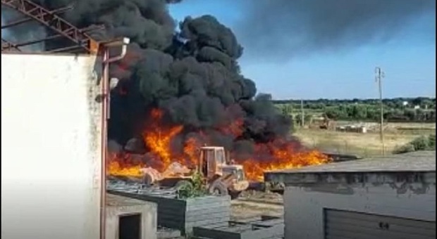 Incendio distrugge il deposito comunale: rientrava nel progetto “Idrovie” finanziato con oltre un milione