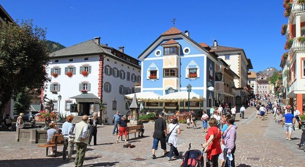 Coronavirus, il miracolo di Ortisei: già acquisita una parziale immunità di gregge Coronavirus, il miracolo di Ortisei: già acquisita una parziale immunità di gregge