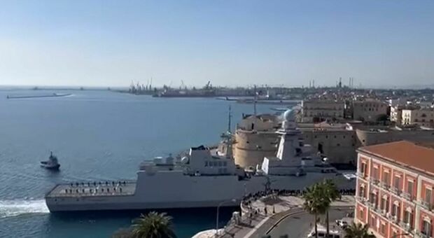 Insulti e pietre contro la nave militare che rientra in porto a Taranto. «Assassini, vergogna» VIDEO