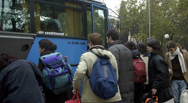 Il trasporto pubblico per studenti in un'immagine di archivio
