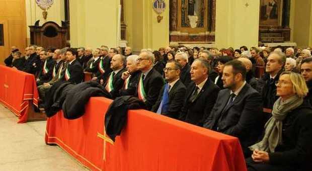 San Benedetto, schierati in cattedrale il vescovo bacchetta i politici