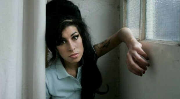 Amy Winehouse, spunta audio-choc a dieci anni dalla morte: «Bevo whiskey da quando avevo 12 anni»