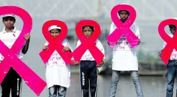 Aids, in Italia undici infettati al giorno: il pericolo non è passato