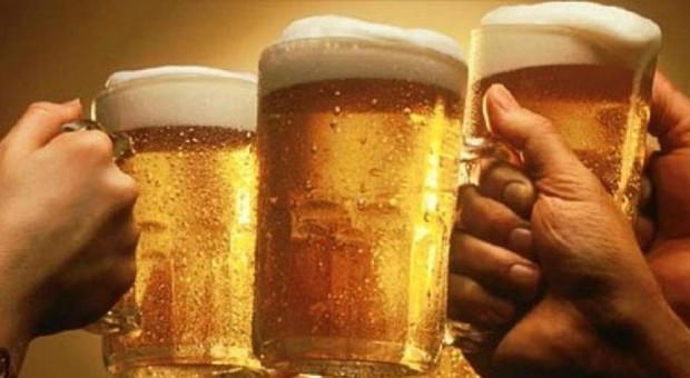 La pancia da birra? Un falso mito. Per gli esperti ​il consumo moderato fa bene alla salute