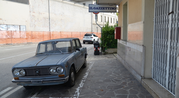 La Lancia Fulvia parcheggiata in via Zamboni La Lancia Fulvia parcheggiata in via Zamboni