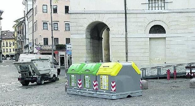 Isole ecologiche in piazza: si parte, ma quanta fatica Isole ecologiche in piazza: si parte, ma quanta fatica