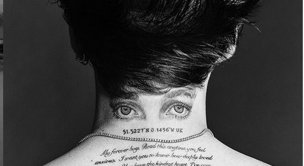 Brooklyn Beckham innamorato: si tatua la lettera della fidanzata Nicola Peltz sul collo