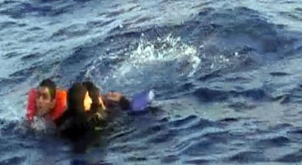 Migranti, naufragio nell'Egeo: 7 vittime, anche 5 bambini