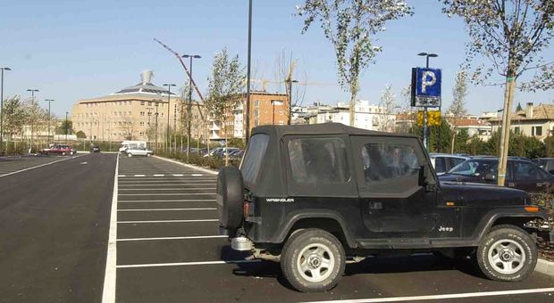 Pesaro, torna a riprendere l'auto, seguita e scippata nel parcheggio: secondo caso in pochi giorni