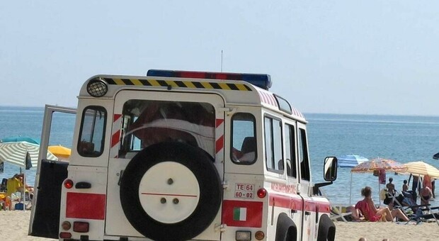 Malori in spiaggia: morti un turista umbro ad Alba Adriatica e una 44enne straniera a Silvi Marina