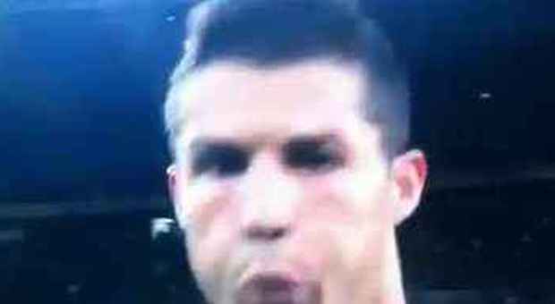 Cristiano Ronaldo sputa verso la telecamera