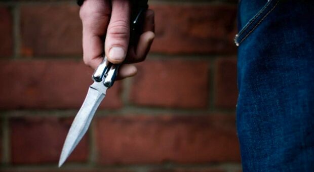 Firenze, tenta rapina col coltello in un bar e ferisce la moglie del titolare: arrestato