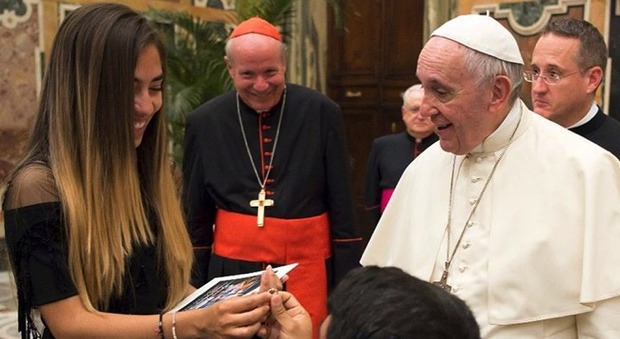 Deputato venezuelano davanti al Papa chiede a sorpresa alla fidanzata: «Sposami»