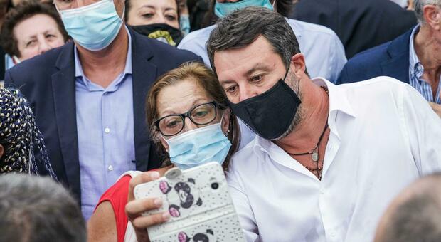 Salvini, dolori alla spalla per colpa dei troppi selfie: «Ho preso tre Muscoril» Salvini, dolori alla spalla per colpa dei troppi selfie: «Ho preso tre Muscoril»