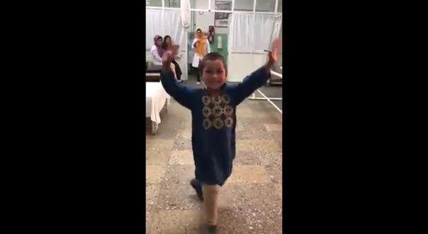 La gioia del bambino afghano che balla dopo aver ricevuto una gamba artificiale