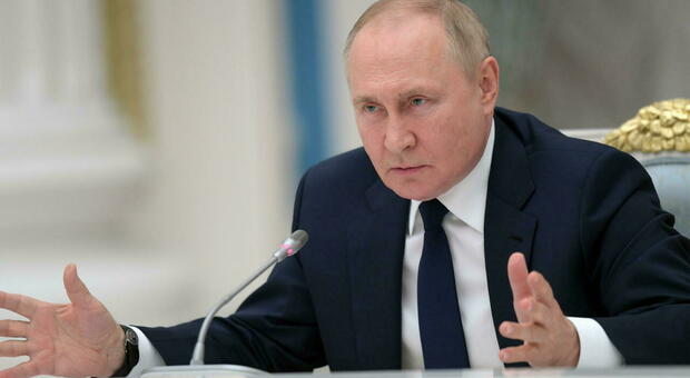 Putin, esercito ridotto all'osso: lo zar cerca soldati nelle carceri. Gli Usa: Iran fornisce droni a Mosca. E l'Ue prepara nuove sanzioni