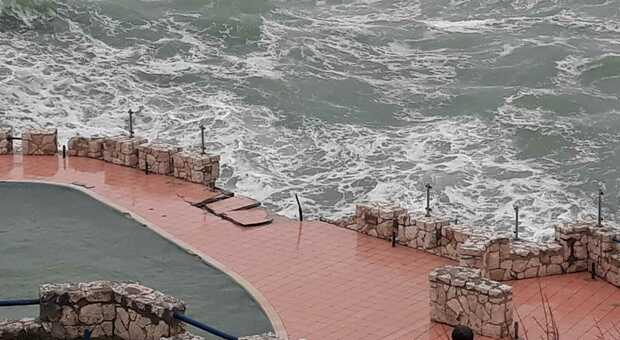 Puglia, allerta meteo nel weekend: venti di burrasca e mareggiate sulle coste